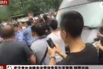 武汉查处涉嫌非法营运专车引发聚集 特警出动