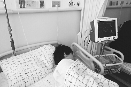 女孩在医院接受治疗。