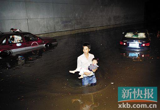 今年5月4日,一场大暴雨后,广州一辆的士被淹,司机逐一将车上的乘客转移到安全地方。CFP供图