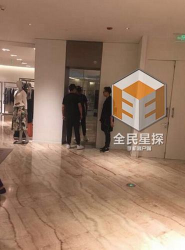 陈赫(左)与母亲(右)