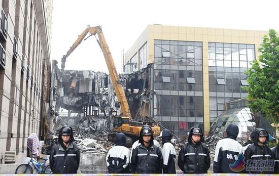 张江最牛违建 雨中拆除 原为停车场违建商铺出租
