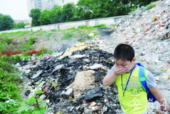 合肥元一名城小学附近成垃圾场 学生常看黑烟