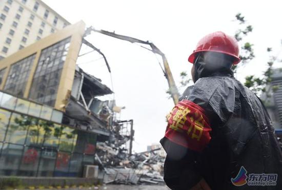 张江最牛违建 雨中拆除 原为停车场违建商铺出租