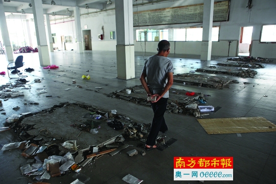 过去负责检查边防证的岗亭已经被拆除,只留下拆后的地基。