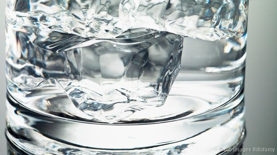 把一块冰块投入一杯水里，它当然会融化