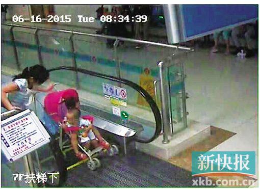 ■婴儿车从妈妈身边滑行下去,妈妈显得不知所措。