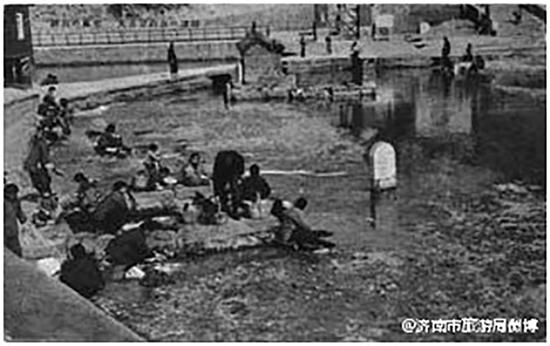 老照片中昔日在護城河洗衣服的婦女