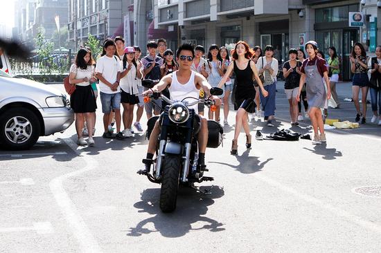 李溪芮演霸道千金当街闹分手