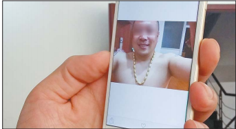 嫌犯戴着偷来的金项链拍照并在朋友圈分享。