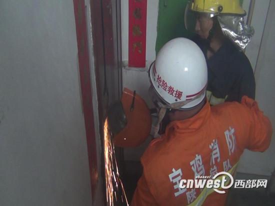 为尽快救出被困男子，消防人员破拆房门