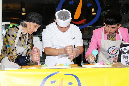 黄子佼预订结婚喜饼夸女友人美心美