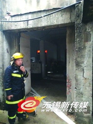 ◆透过窗口可以看见车间内明显的火光。 (于梁 摄)