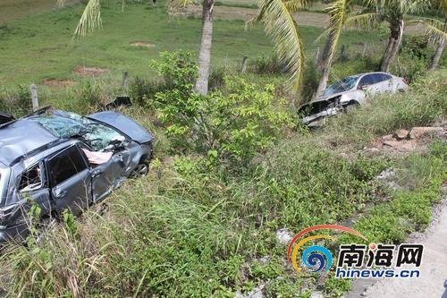 一名80岁老人当场死亡，事故仍在进一步调查中两车跌入坡下受损严重□南国都市报记者王渝摄