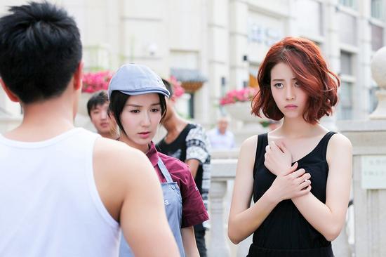 姐妹李溪芮演霸道千金当街闹分手