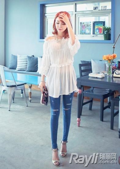 一字领收腰上衣搭配牛仔裤