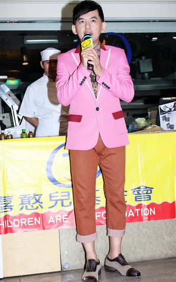 黄子佼预订结婚喜饼夸女友人美心美