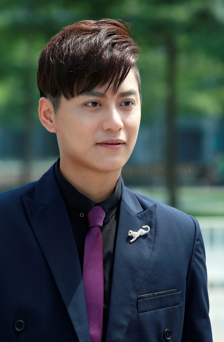 侯京健饰何一坤