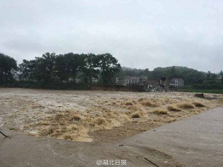 湖北英山遭遇暴雨 5栋民房被洪水冲垮