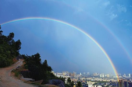 温州贫穷男子爱好摄影 偷苹果手机拍下彩虹后