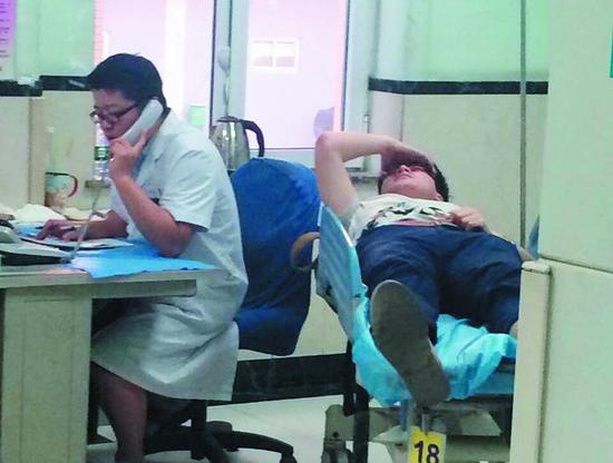 被撞大学生被送到医院接受救治。半岛晨报、海力网摄影记者阎昱颖