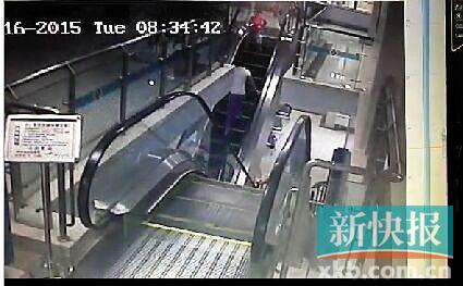 ■在扶梯下的爸爸赶紧逆行而上,扶住了婴儿车。