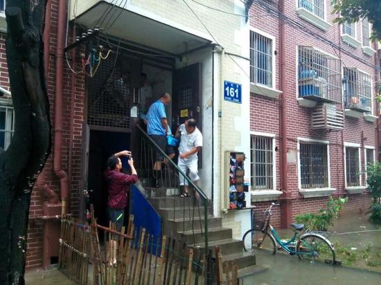 我市发布暴雨橙色预警,北塘300城管全力抢险防汛。