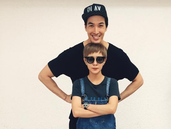 郭采洁与锦荣合影 身高差抢镜