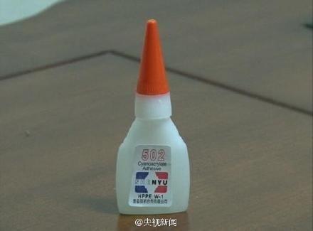 江苏一男童被哥哥滴502胶水 两只眼睛全部封死