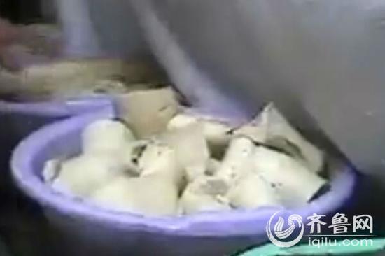 記者在市場上看到的心管（視頻截圖）