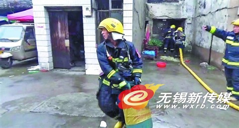 消防员拎出液化气罐。