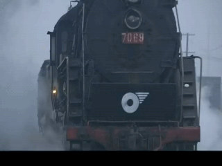 自行车飞跃铁轨截停火车