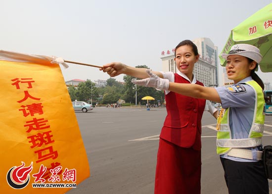 女交警教给空姐疏导交通,体验基层民警工作。