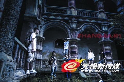 ②图上“ZHANGJIA.81”标记,意为“张家.81”,模仿北京朝内大街81号。
