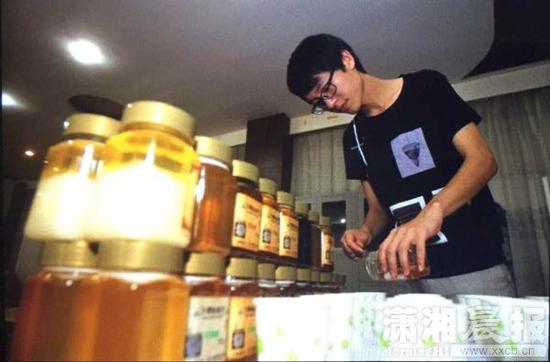 中南大学一大学生准备了500斤蜂蜜，免费为毕业生提供解酒蜂蜜水。图/潇湘晨报记者 张迪