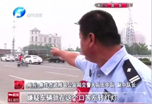 昨天下午，焦作武陟街頭上演瘋狂一幕，一輛越野車將一名正在執勤的民警拖行了將近3公里后，喪心病狂的司機居然從民警身上直接碾壓過去。