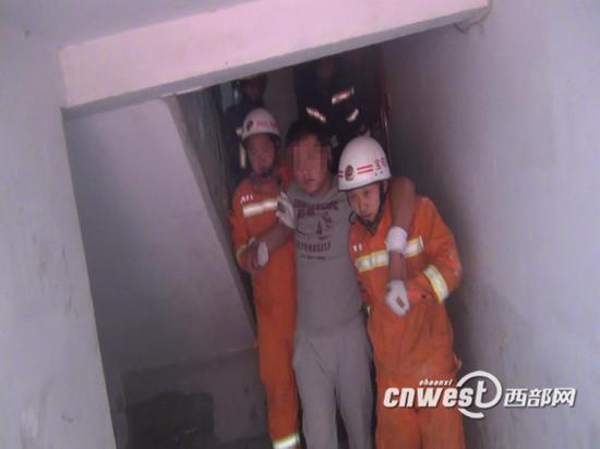 宝鸡消防人员将被困男子及时救出送往医院