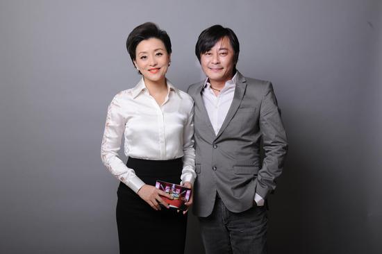 王杰杨澜合影