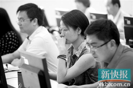 评卷老师正在紧张评卷。新快报记者 祝贺/摄
