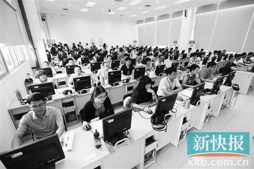 阅卷老师们都默不作声,只顾忙着点击手中的鼠标,为眼前电脑里扫描出来的试题评分。新快报记者 祝贺/摄