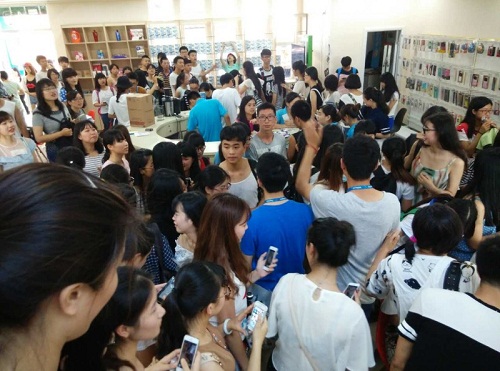 黄灿灿现身苏宁易购校园服务站助阵618|苏宁易