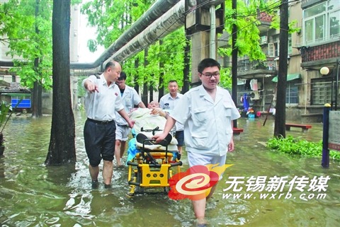 图为医生赤脚趟水抬担架。