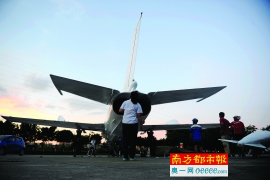 强-5战斗机吸引不少学生前去观看。南都记者 叶志文 摄