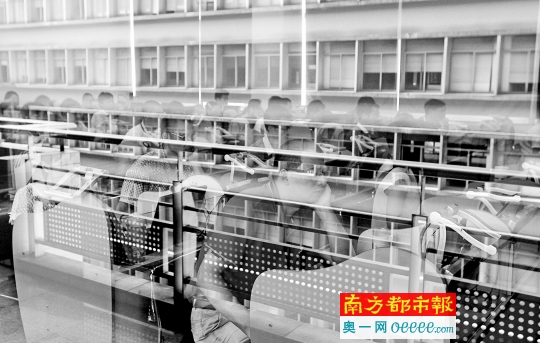 昨日,华南师范大学高考阅卷现场,评卷教师盯着电脑阅卷评分。南都记者 冯宙锋 摄
