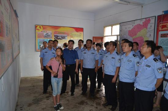 接受革命傳統教育