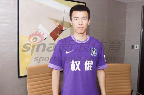 孙可签字现场图独家曝光 穿泰达球衣亮相|图_中