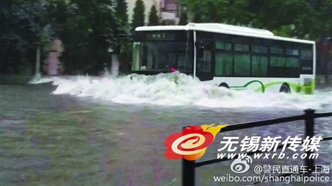 道路积水已没过公交车轮胎。