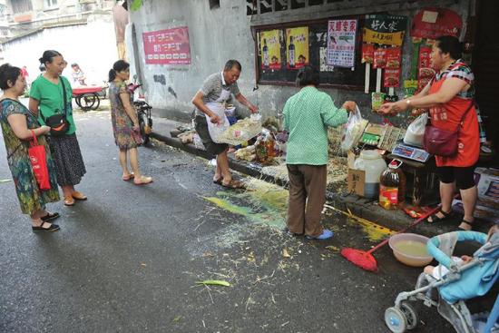 69岁的徐女士当时被肇事车撞到了这家干杂店门前货摊上