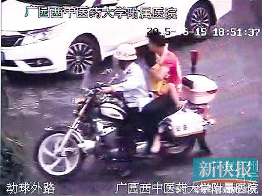 ■监控录像记录下王警官搭载患病孩子及其父亲急奔医院的场景。