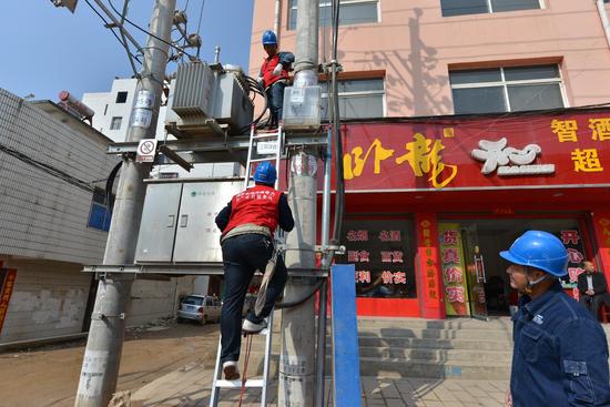 淅川县电业局:把脉配电线路 保电网安全运行