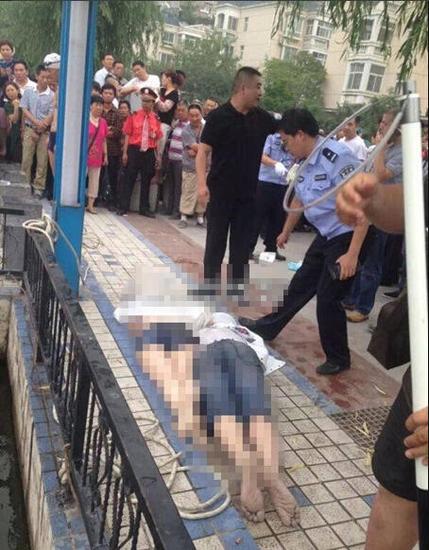 今天凌晨，一男一女淹死在湖中。据周边居民讲，两人应该是情侣，看起来只有20岁出头。当时喝了酒后在湖边发生争执，女孩先跳湖，男孩紧跟着跳下去，最终双双溺亡，保安曾试图阻止无果。女孩的鞋还放在电动车踏板上，车篓里还有留有两罐啤酒。